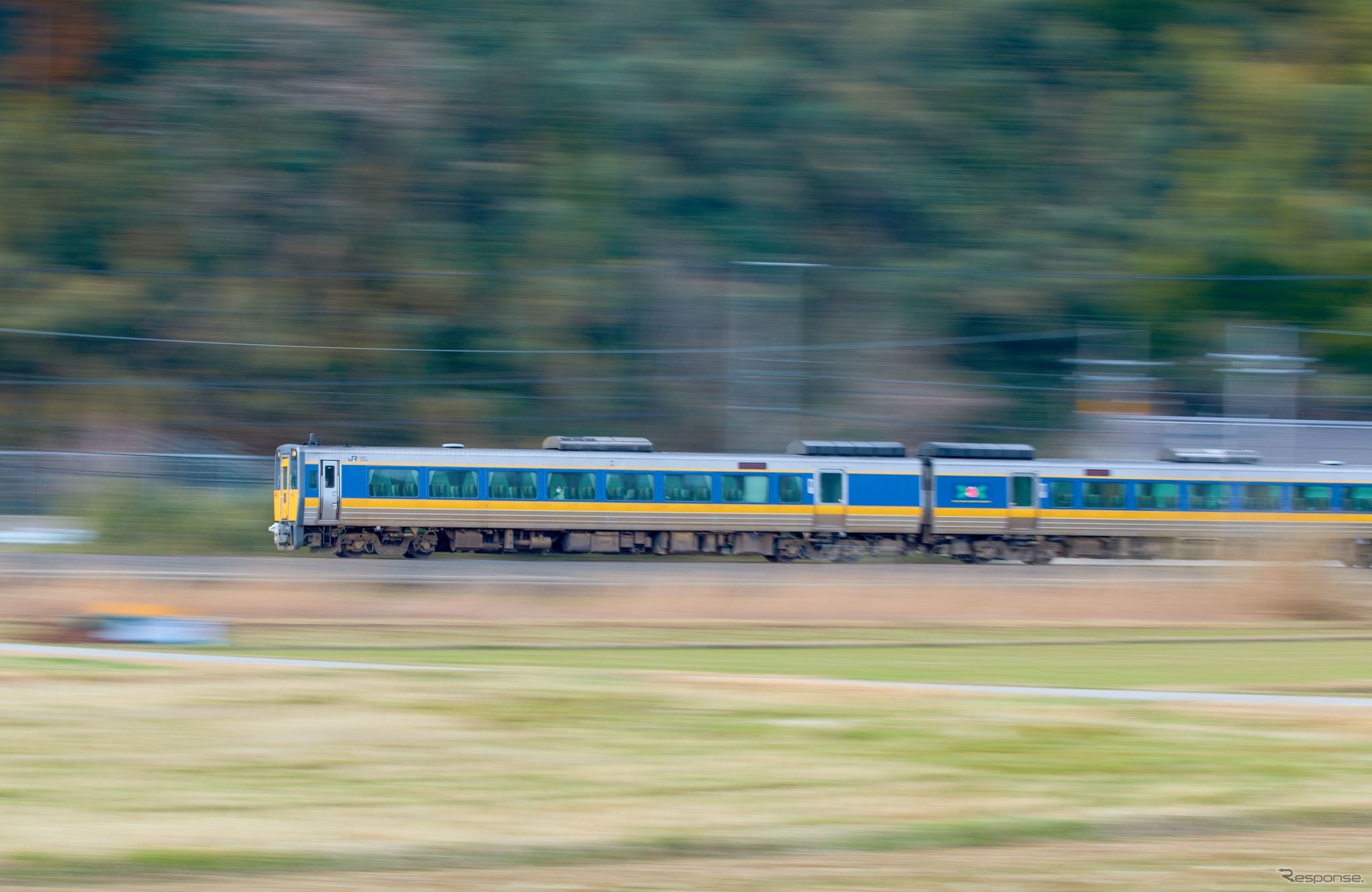 2001年に登場したJR西日本の制御付き振子式気動車キハ187系。2両編成で運用され、最高速度は120km/h。