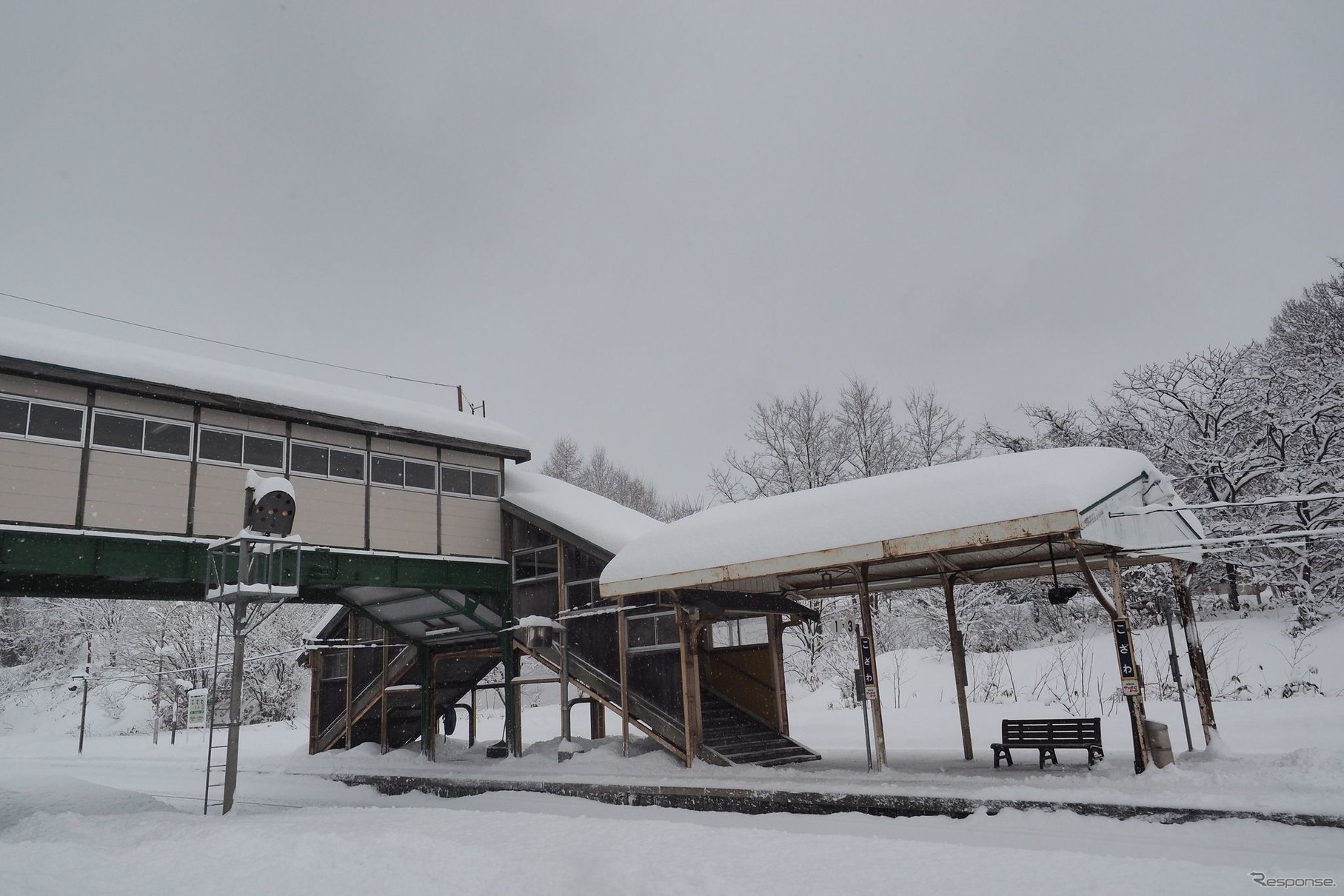 函館本線小沢駅の跨線橋。廃駅後には観光向けに跨線橋を活用した鉄道公園として整備することが検討されている。