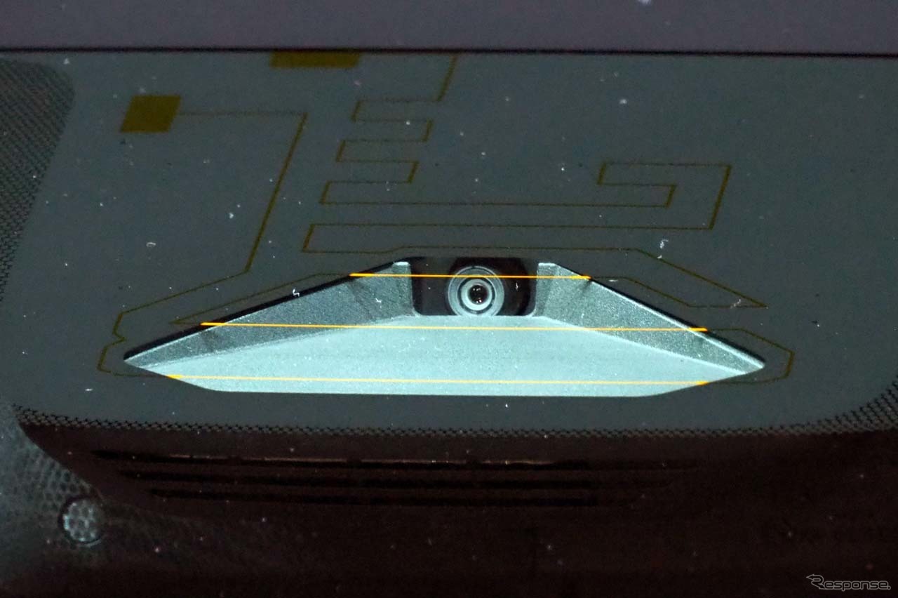 16代目「クラウン」に搭載されたトヨタ・セーフティセンス用単眼カメラ。天候に左右されないよう周囲には熱線が組み込まれている