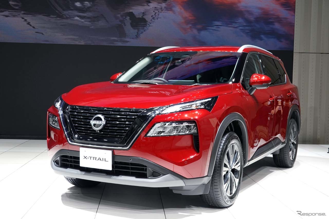 国内仕様初採用のボディ色「カーディナルレッド」で身を纏った新型エクストレイル