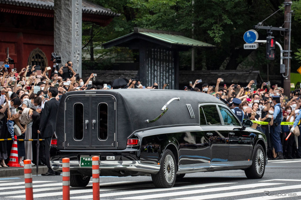 告別式後、安倍元総理の遺体を載せ増上寺を出る寝台車（7月12日）