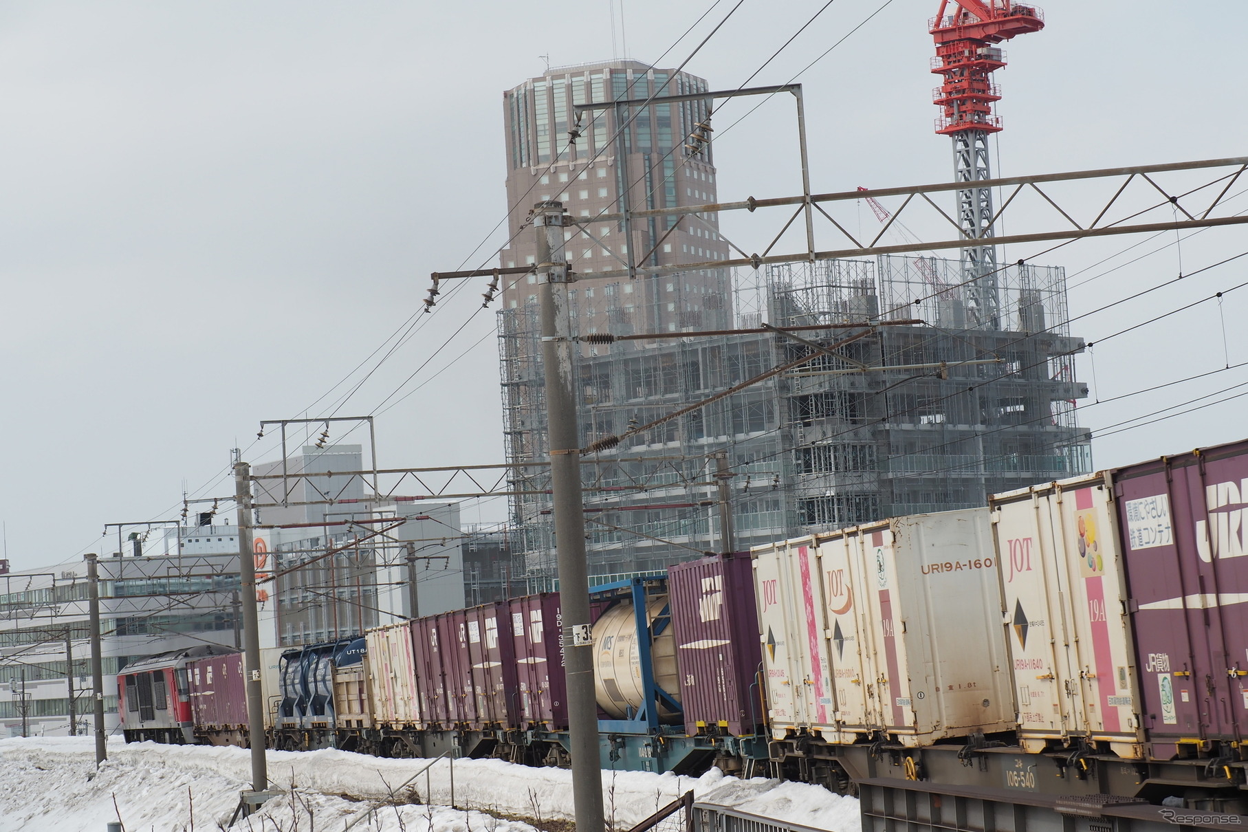 千歳線を走る貨物列車。貨物新幹線は海峡線新中小国信号場～木古内間で北海道新幹線と線路を共用する貨物列車にとっても関心が高い課題だろう。