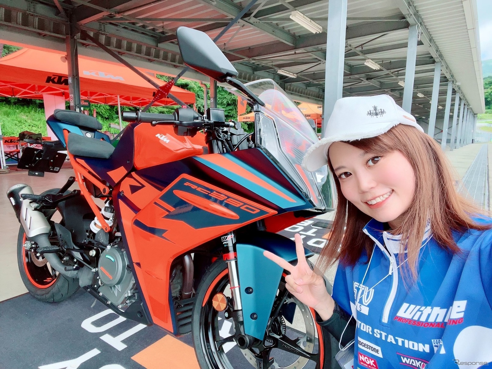 KTM RC390と「ことりちゃん」こと小鳥遊レイラさん