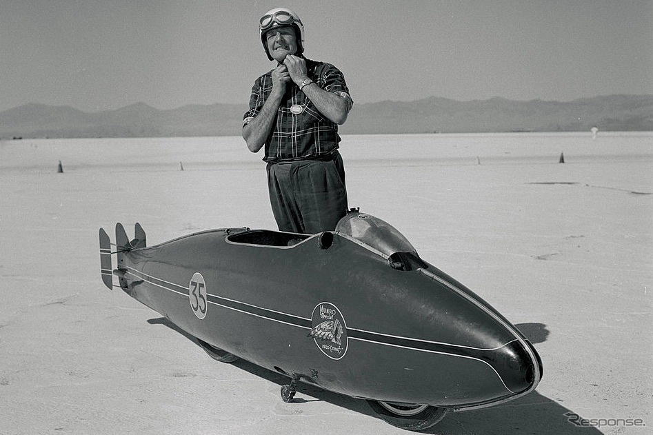 1962年、ボンネビルで速度記録を打ち立てるバート・マンローと1920年型インディアン スカウト改