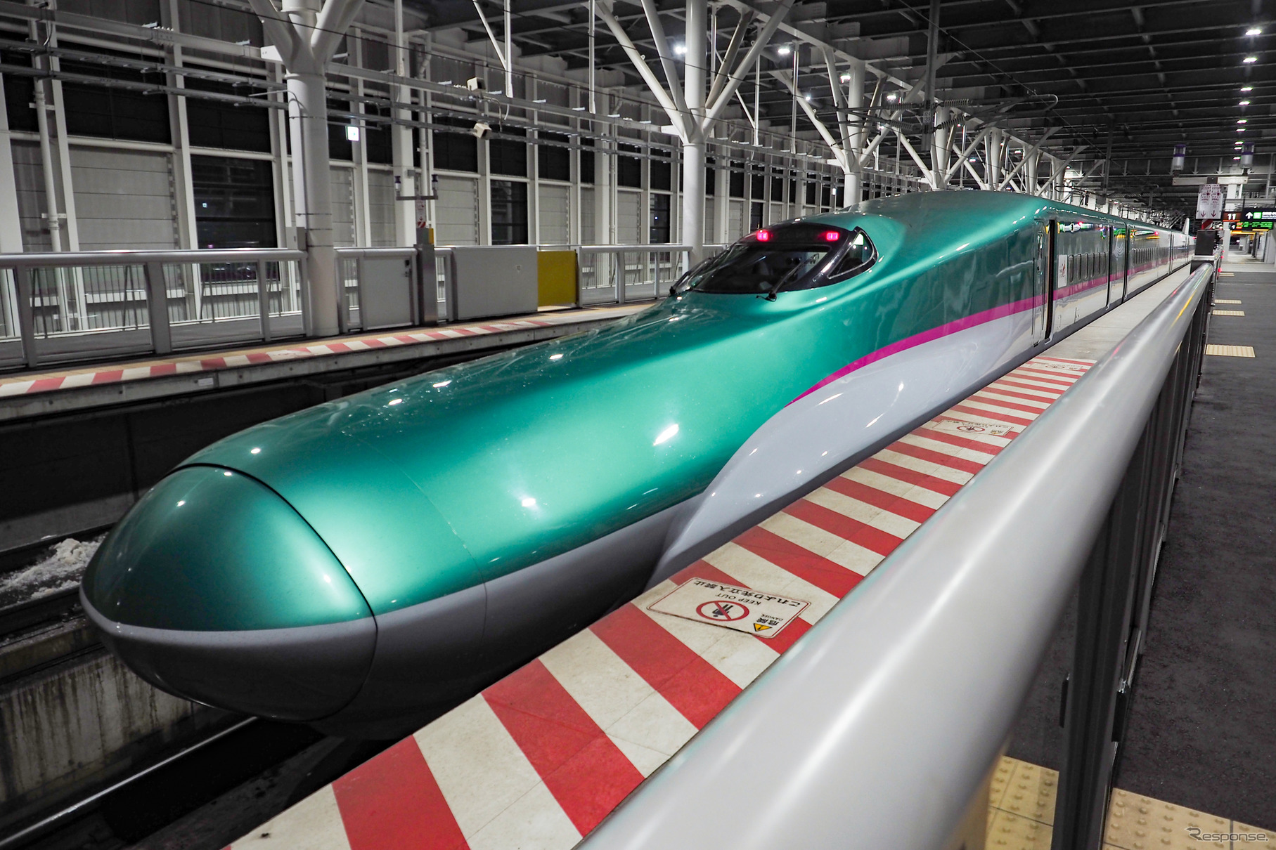 北海道新幹線新函館北斗駅で発車を待つ上りの『はやぶさ』。現行のE5系またはH5系の1編成あたりの定員は723人で、答弁書で示されて年間輸送量の最大値を適用すると、1日あたりの運行本数は26本（13往復）程度。運行時間を6～20時台と仮定すると、札幌延伸時は1時間に1～2本の本数となる計算だ。