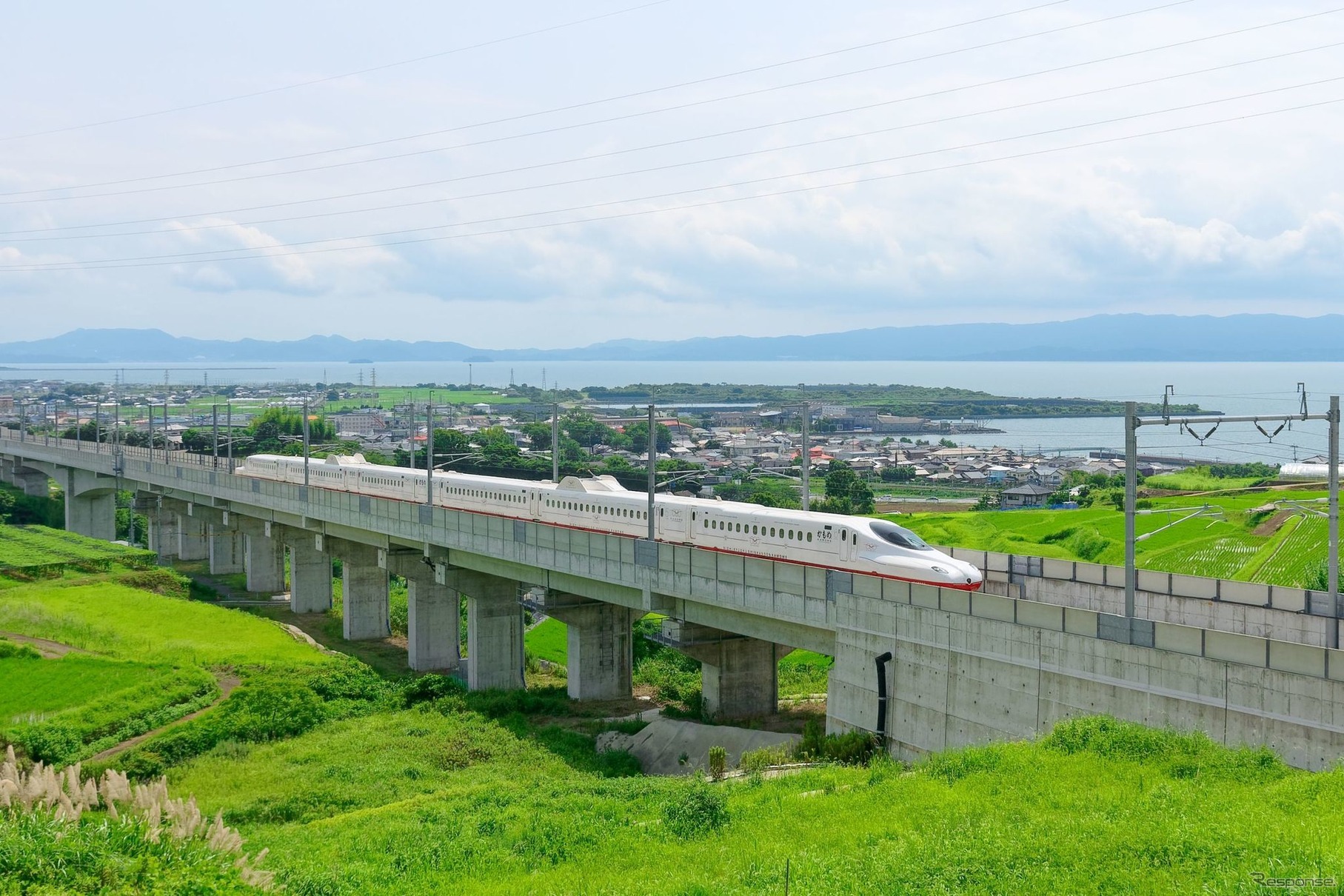 長崎県大村市内を走る西九州新幹線の試運転列車。