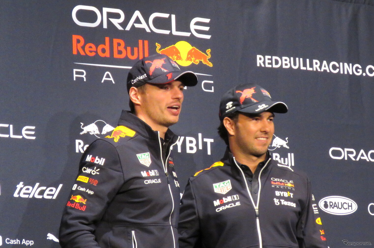 日本GPへの意気込みなどを語った、レッドブルのマックス・フェルスタッペン（左）とセルジオ・ペレス。