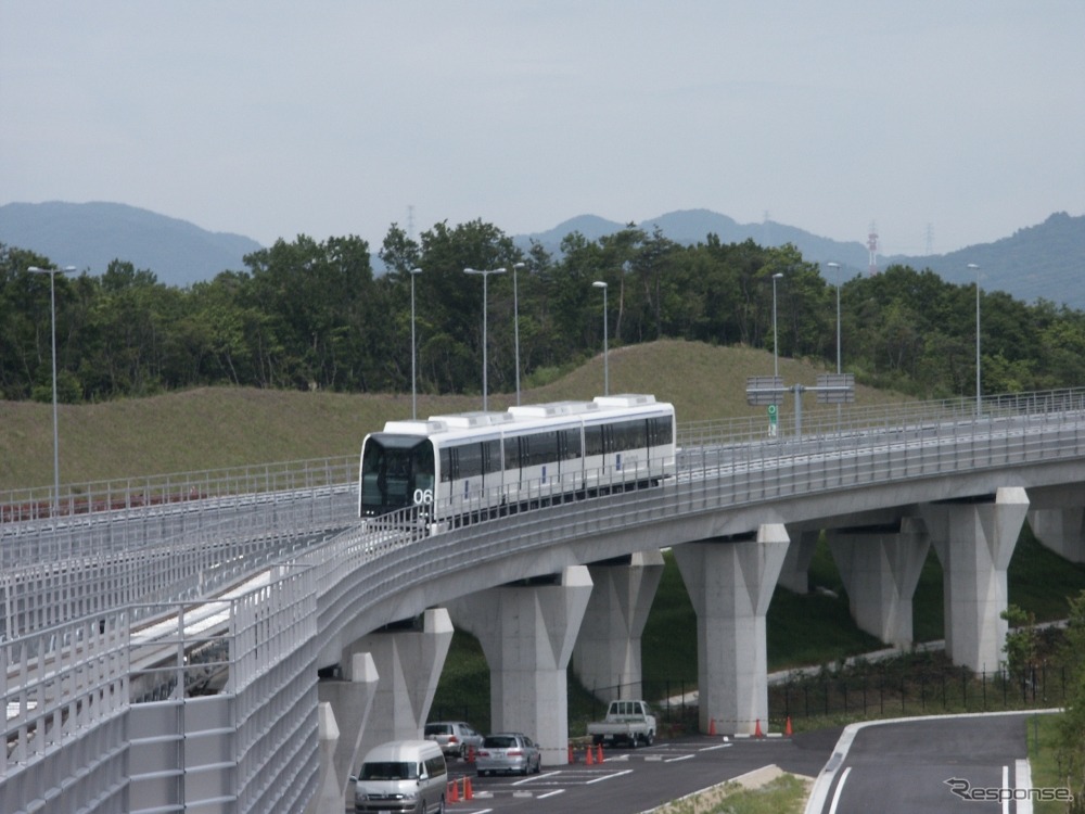 愛知高速交通東部丘陵線を走る100形。「09編成」は前面に「09」の文字が入る。