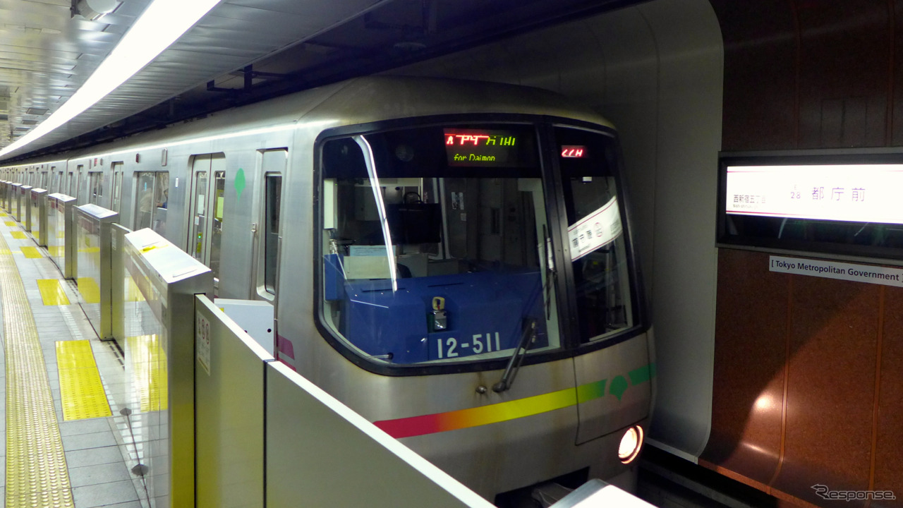 大江戸線都庁前駅のホーム。