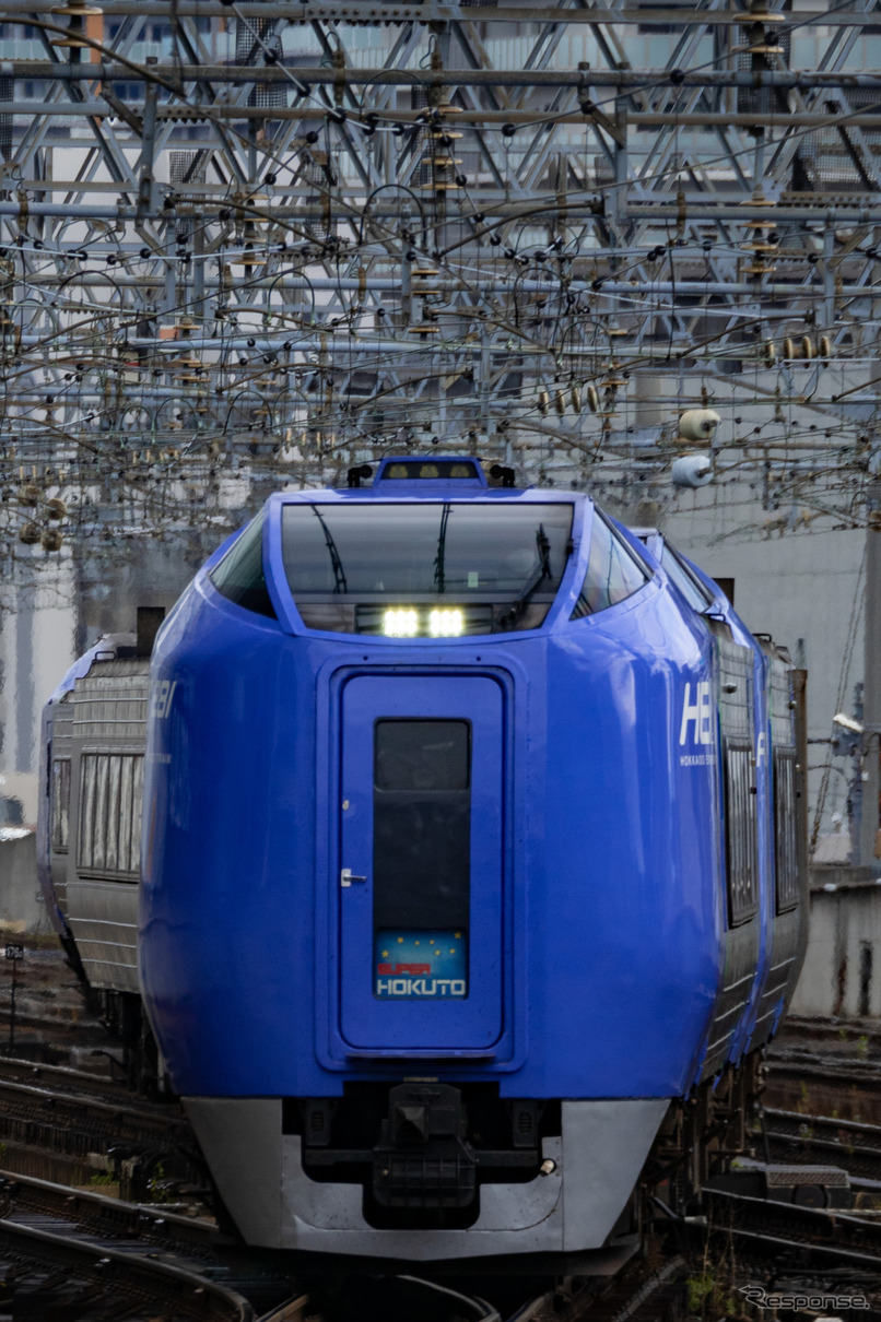 キハ281-901を先頭に札幌駅8番線ホームに進入する9097D『スーパー北斗』。スカートは当初のグレーのものに復刻されていた。