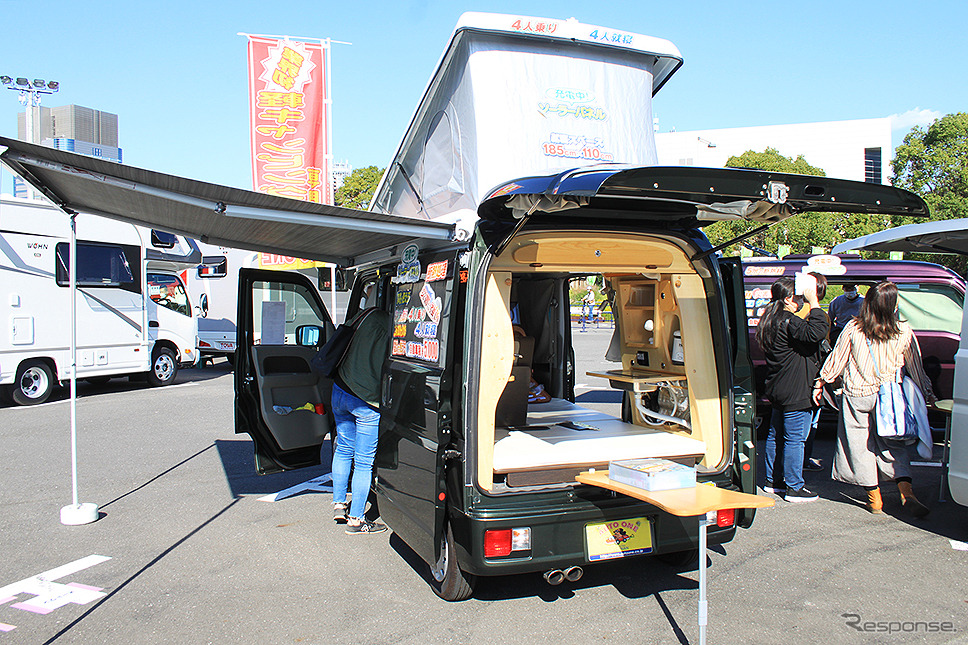 オートワンの軽自動車キャンピングカー『給電くんPOPUPルーフ』（お台場キャンピングカーフェア2022）