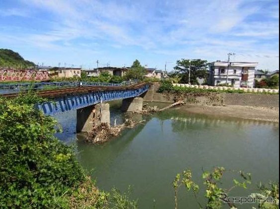 被災直後の中村川橋梁。ツイッターの情報によると、同橋梁は現在、橋梁部の線路が撤去されているが、復旧作業は着手されていないという。