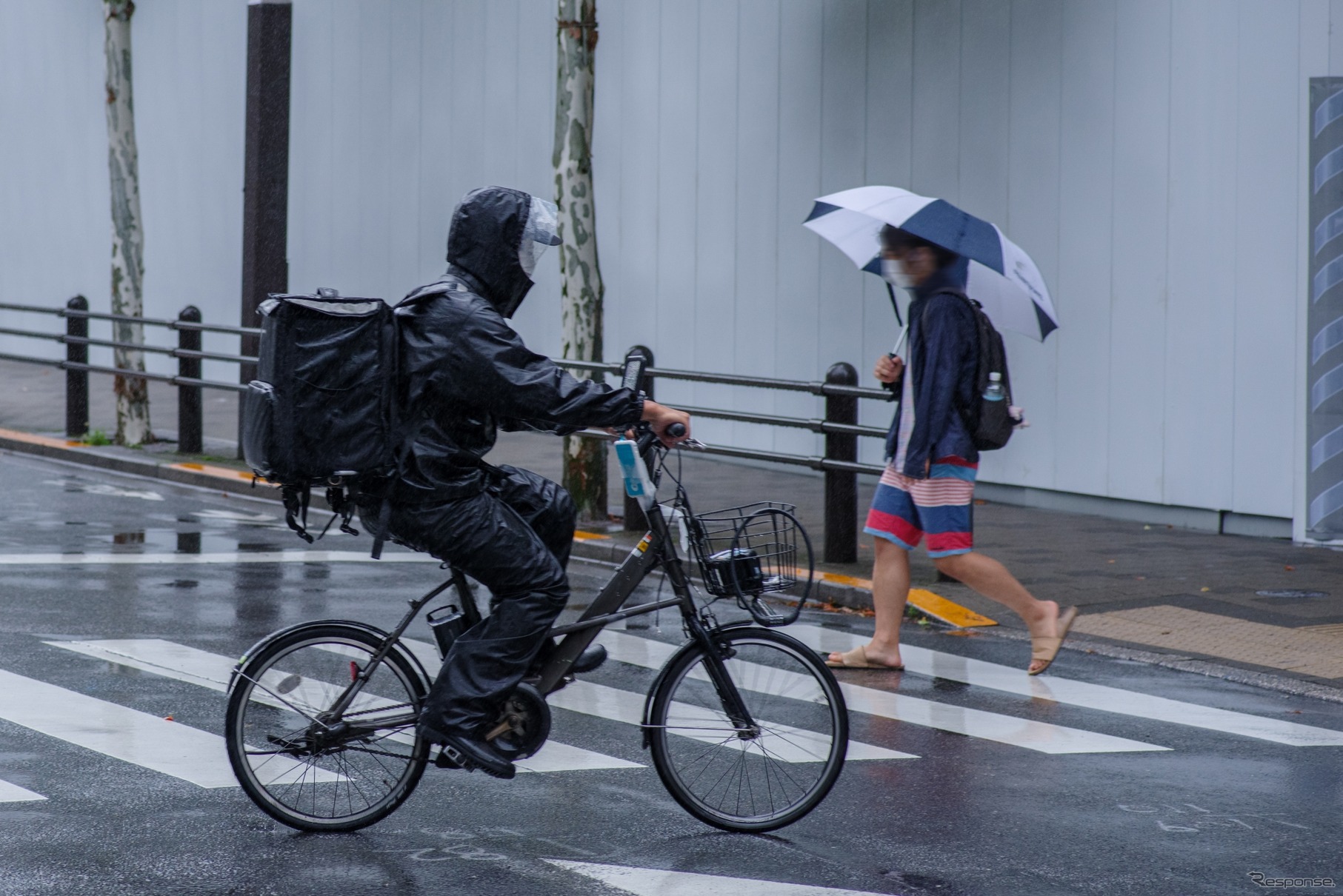 雨の日の自転車、カッパは傘より本当に安全なのか？意外な実験結果が明らかに（写真はイメージ）