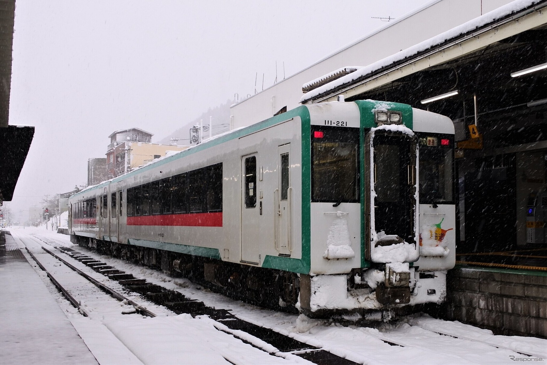 陸羽東線鳴子温泉駅のキハ110系気動車。宮城県と山形県の県境を越える同駅と最上駅との間は2021年度も輸送密度、営業係数ともにワースト1だった。ちなみにコロナ禍前の2019年度は79人/日で、花輪線荒屋新町~鹿角花輪間をわずかに上回っていた。