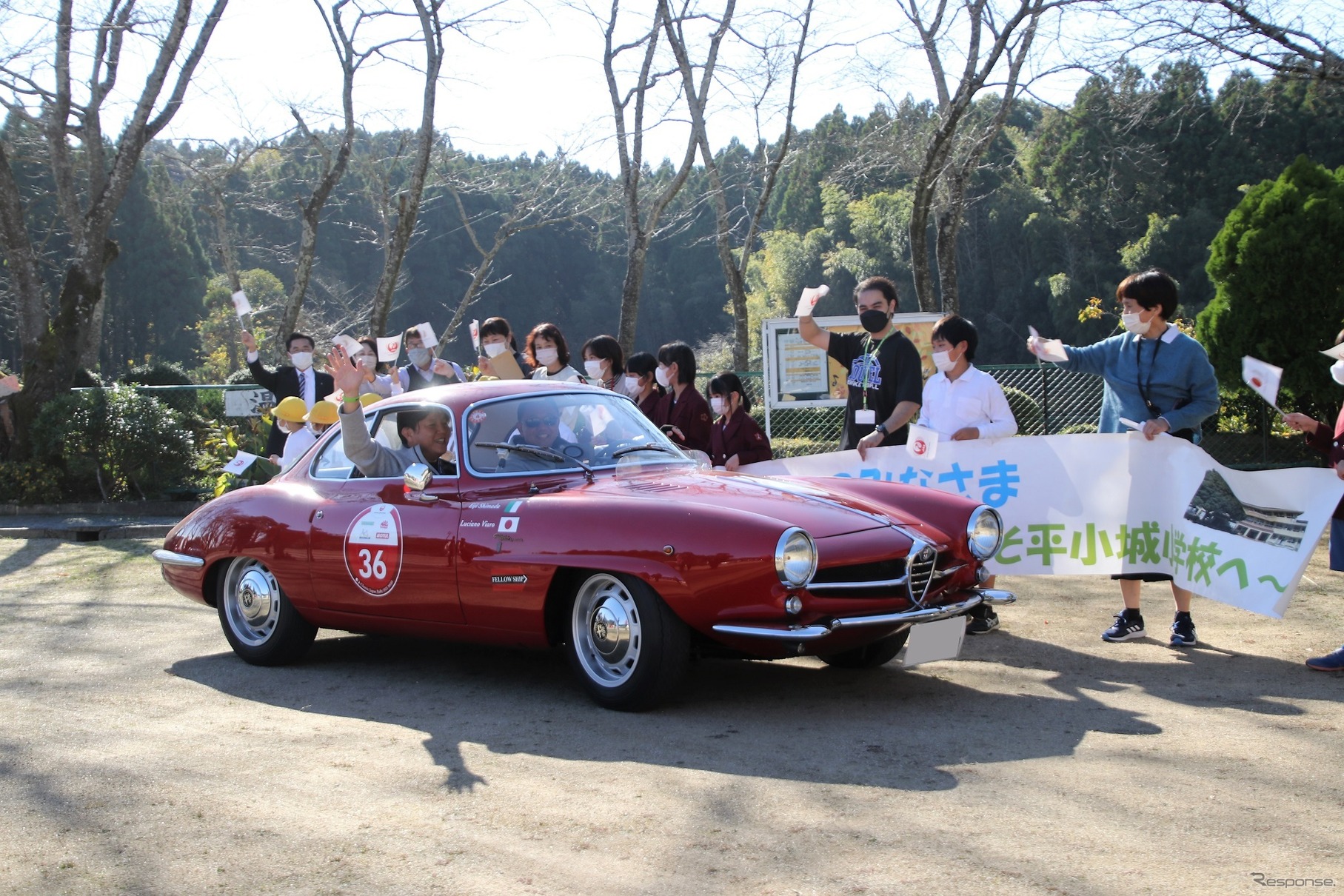 山鹿市立平小城小学校に到着した卒業生