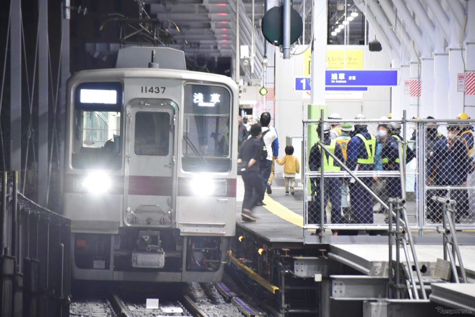 とうきょうスカイツリー駅上りホーム高架化後の一番列車。