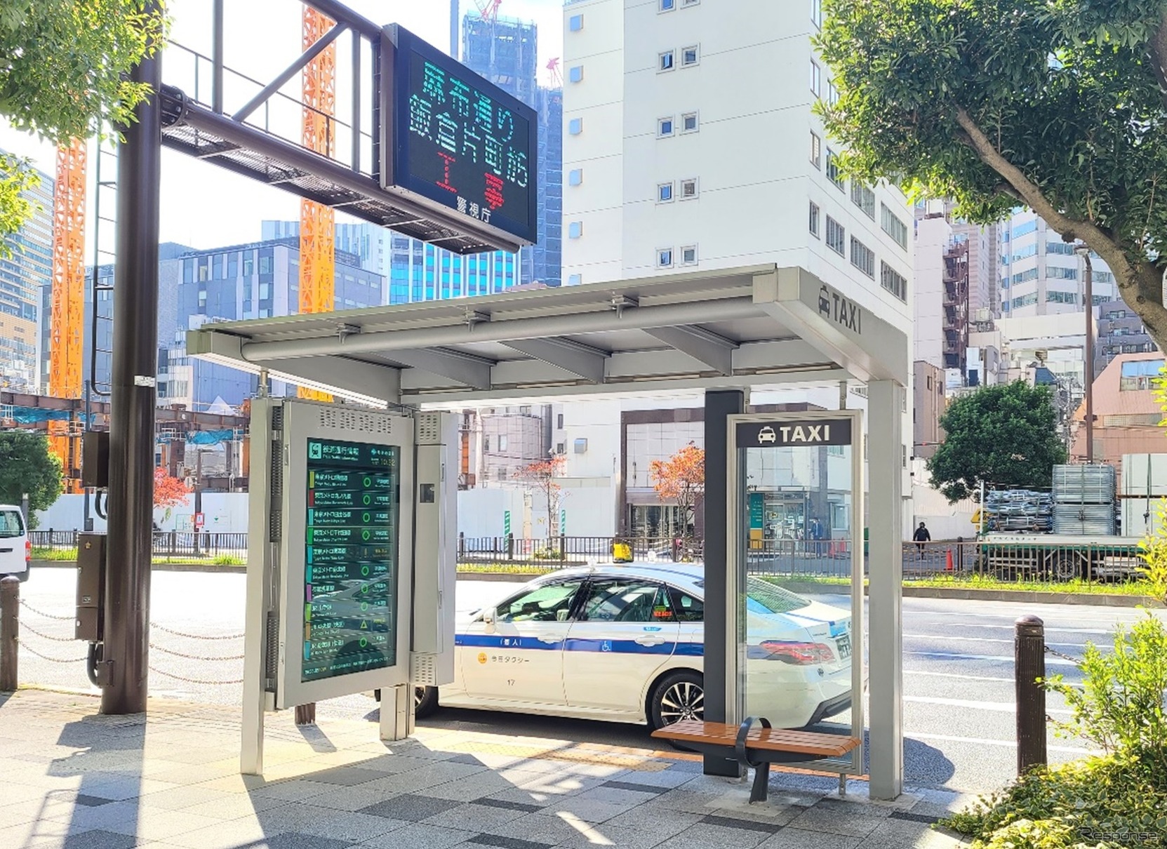 山王パークタワー前に設置したデジタル版「広告付タクシーシェルター」
