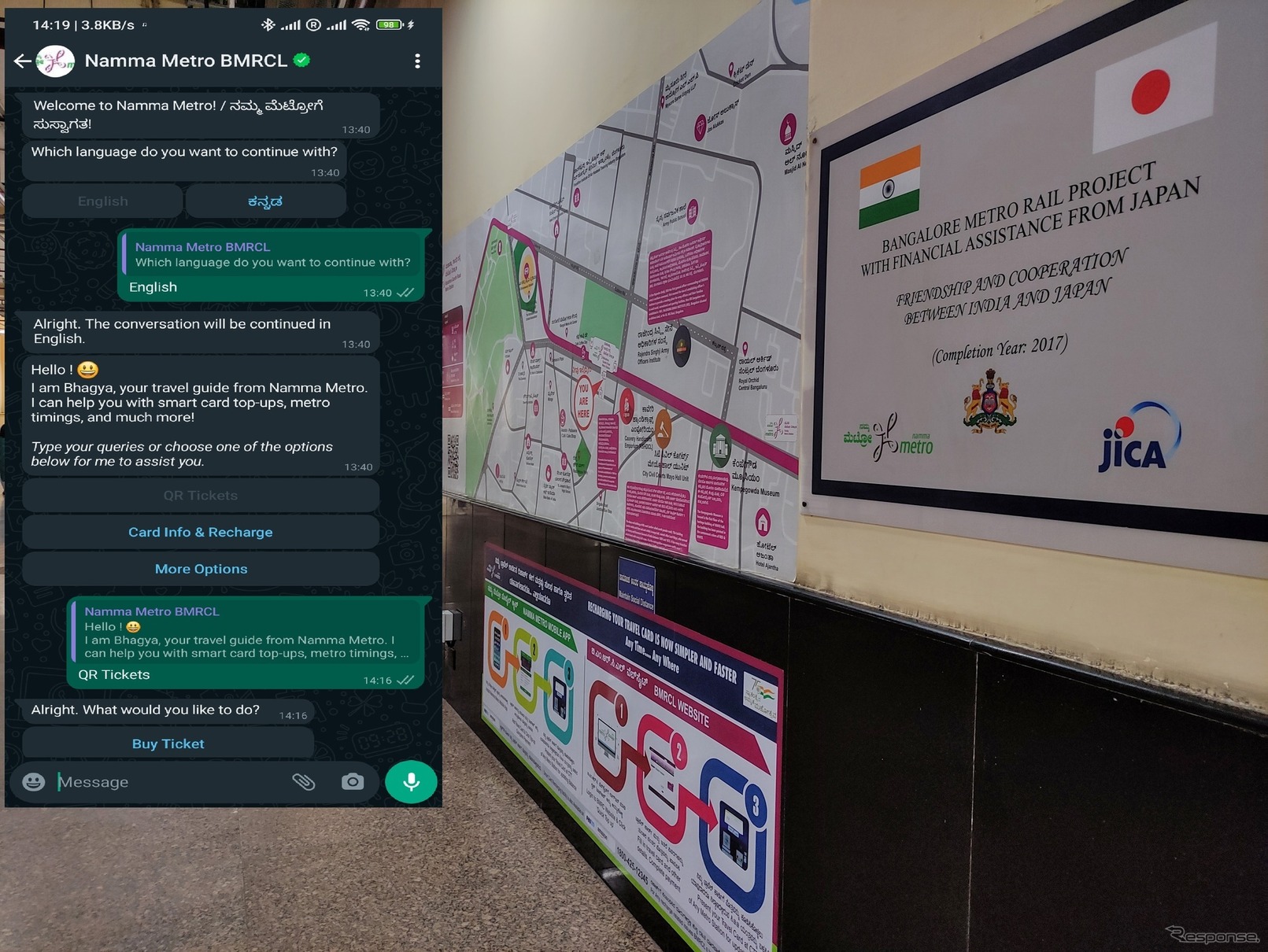 マハトマ・ガンジー・ロード駅に掲げられる日印協力の証（右）と、チケット販売員のチャットボット"Bhagya"（左）