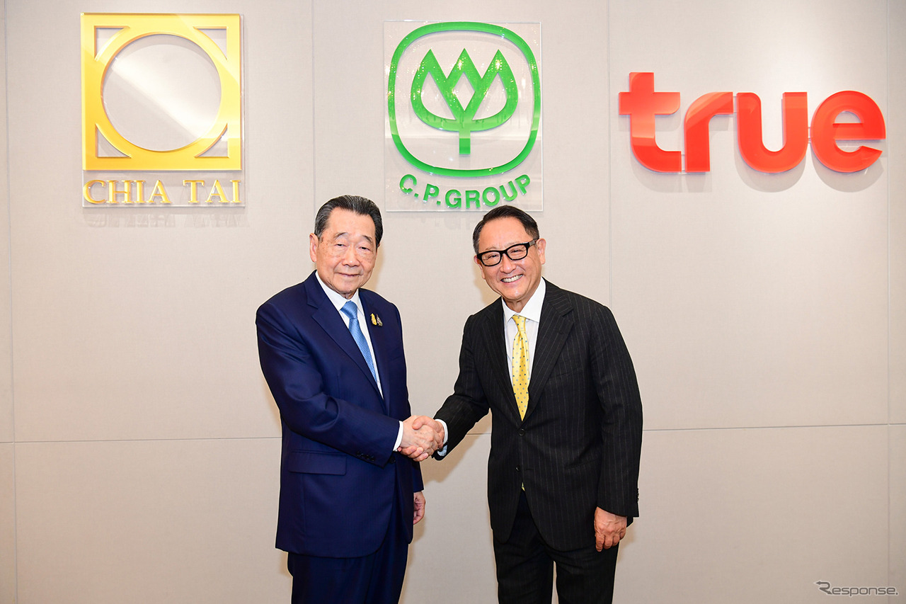 CPのDhanin Chearavanont上級会長（左）とトヨタ自動車の豊田章男社長（右）