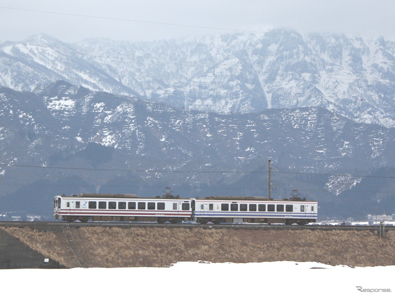 日本でも有数の豪雪地帯を通るほくほく線。在来線最高速度日本一で名を馳せた同線も、2023年3月のダイヤ改正後は100km/h未満にダウンする。