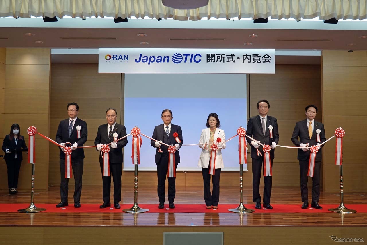 Japan OTIC開所式でテープカットの臨む関係者