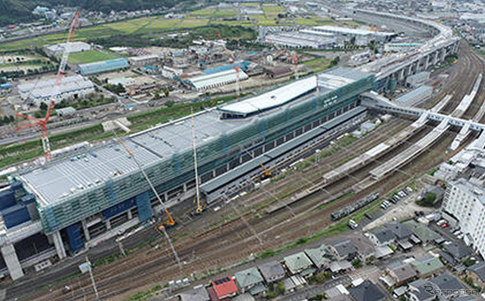 建設が進む北陸新幹線敦賀駅の高架橋（2022年10月）。同駅から先、新大阪への工事は環境アセスメントを実施できず、事実上の棚上げ状態となっているため、政府では前例がない前倒し予算を組み、少しでも着工の遅れをカバーする構えだ。