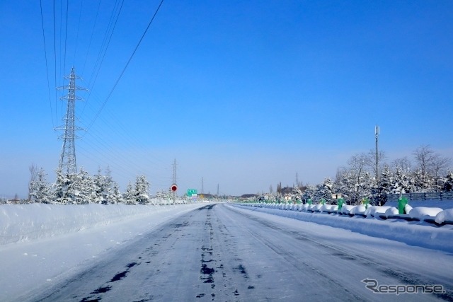 アイスバーンになった高速道路、天気は快晴（ドラレコ映像切り出し）