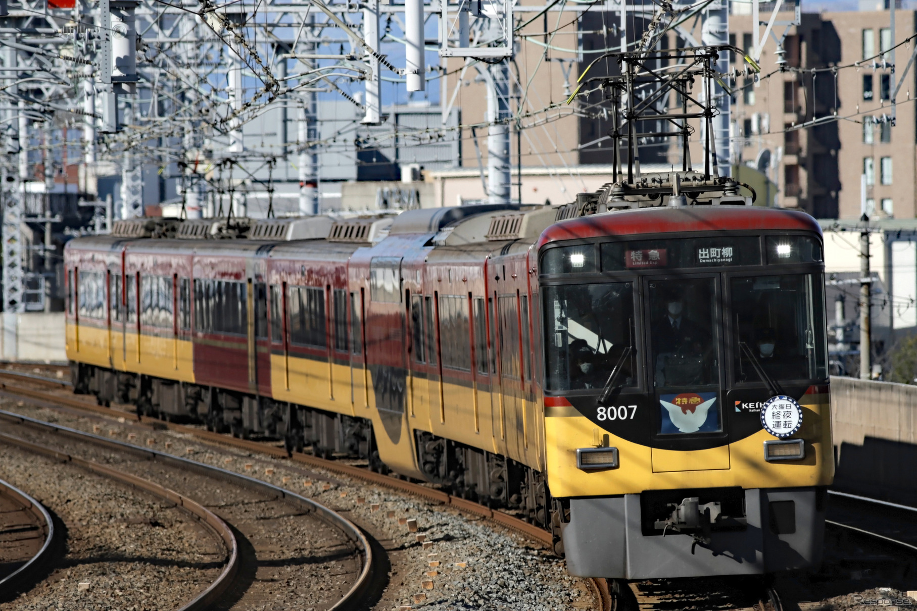 3年ぶりに終夜運転が再開される京阪。大晦日まで終夜運転のヘッドマークも8000系3編成に掲出される。