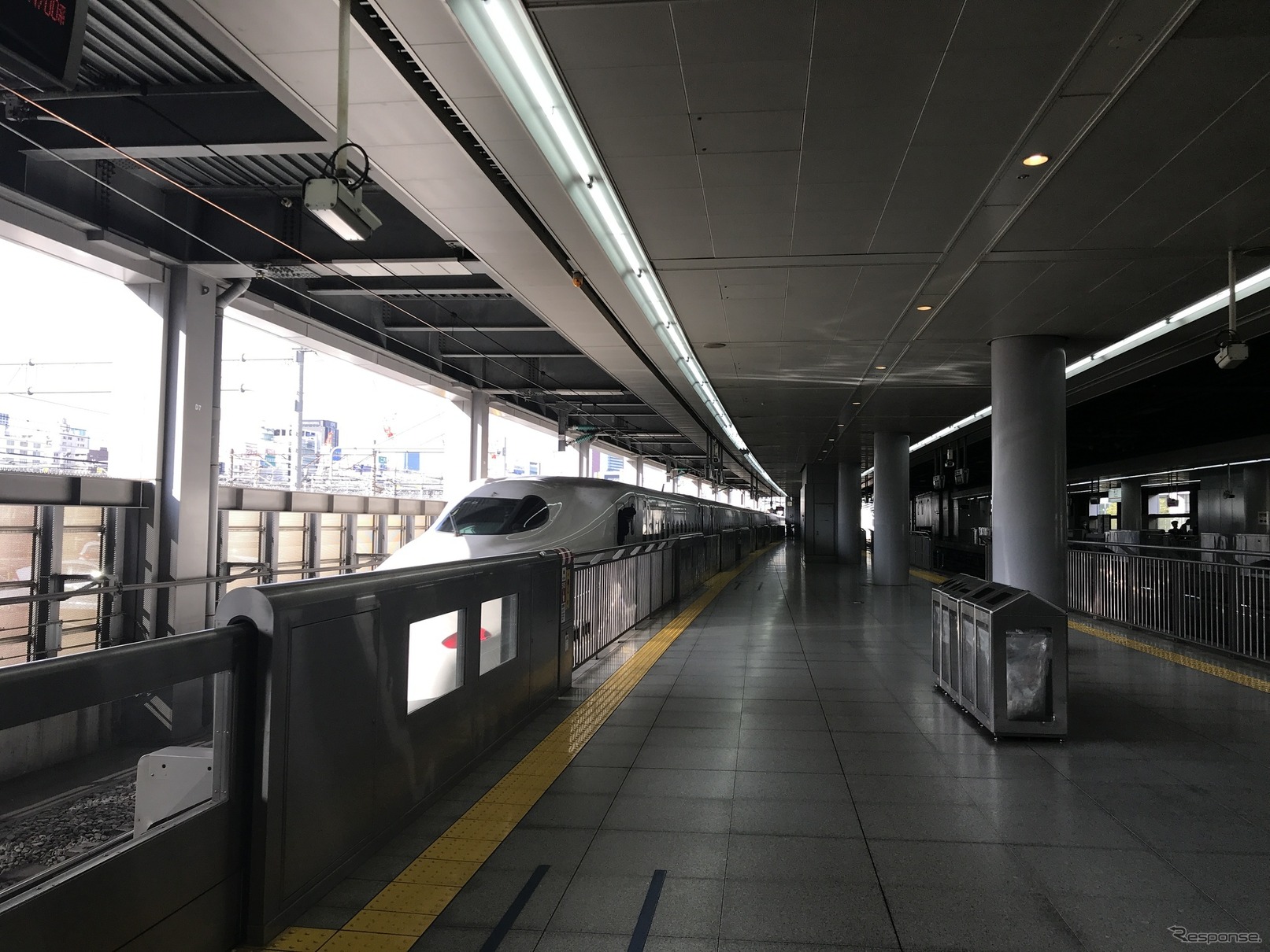 東海道新幹線品川駅のホーム。リニアのホームは名古屋駅と同様、大深度地下に設けられるため、川勝知事は乗換え利便を考慮して名古屋開業時の新幹線からリニアへの乗客移転に慎重な考えを示している。