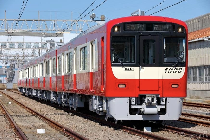 2020年に登場した京急初のデュアルシート車1000形1890番台。京急では過去10年で毎年20両程度を代替新造するなど、計画的な新造・更新を行なっている。