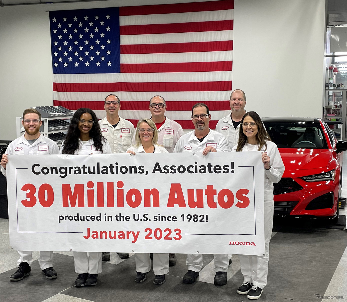 米国四輪車生産3000万台を祝福する米ホンダの従業員