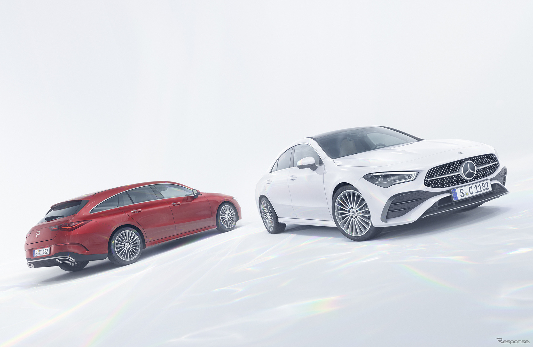 メルセデスベンツ CLA シューティングブレーク 改良新型（左）とCLA クーペ 改良新型（右）