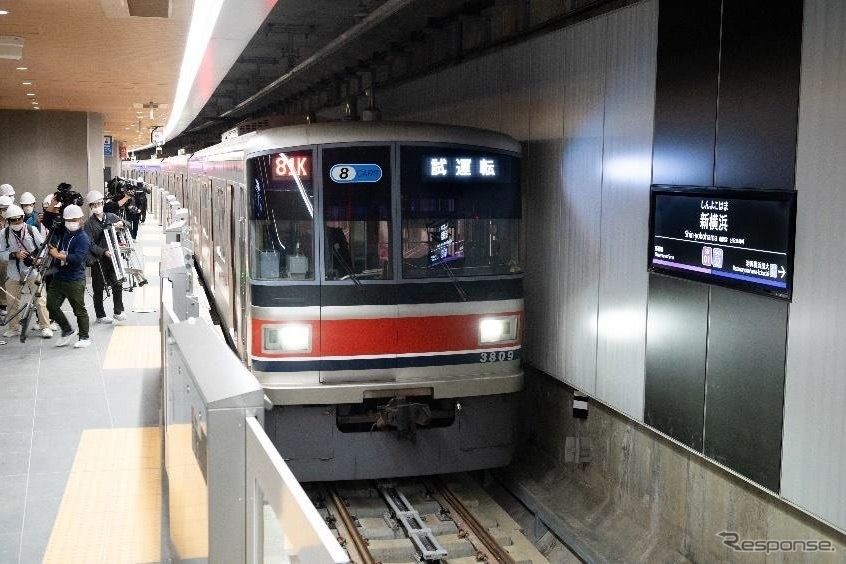 新横浜駅、試運転車両の入線シーン。