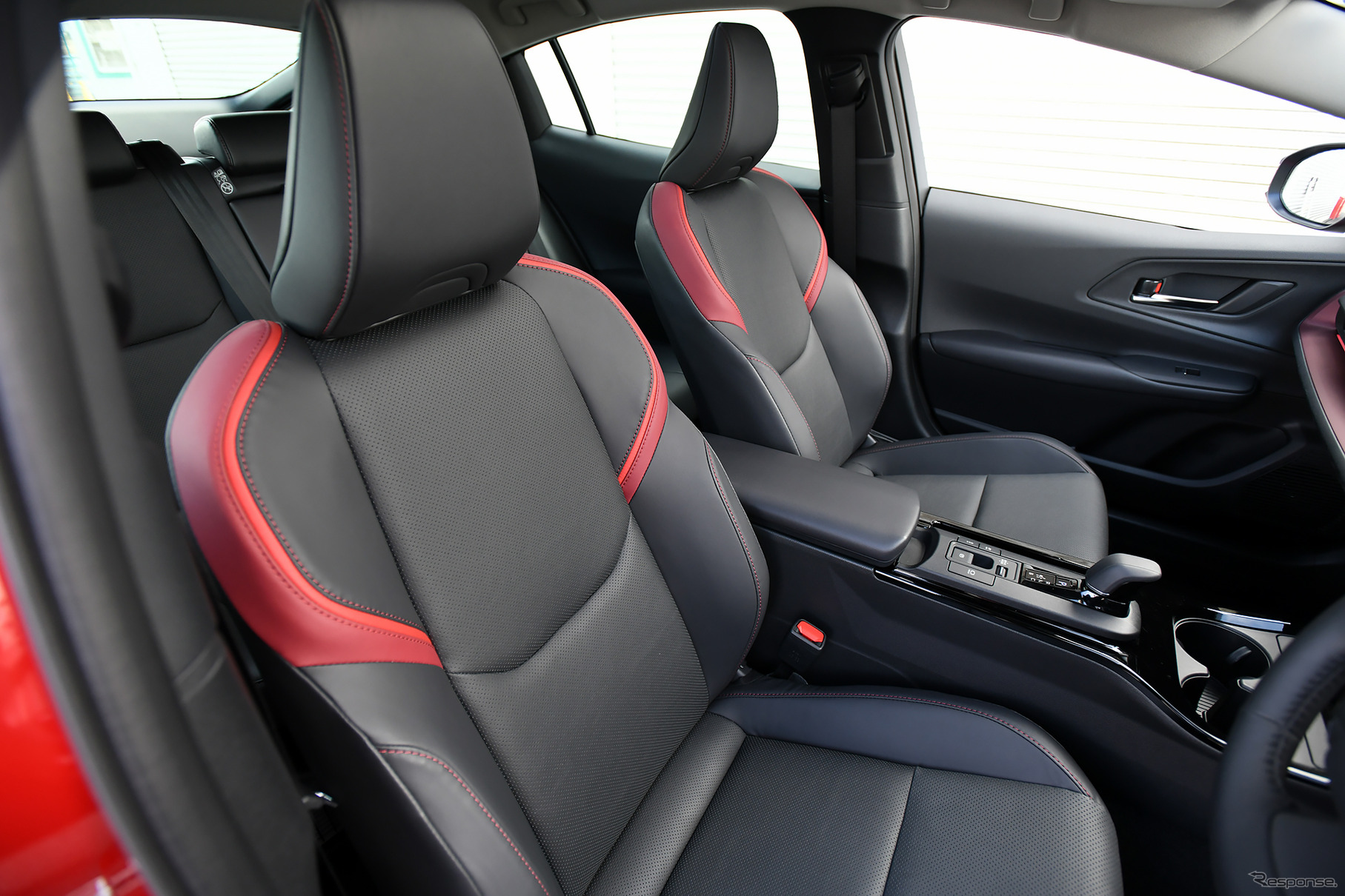 トヨタ・プリウス新型の内装材にトヨタ紡織製品を使用
