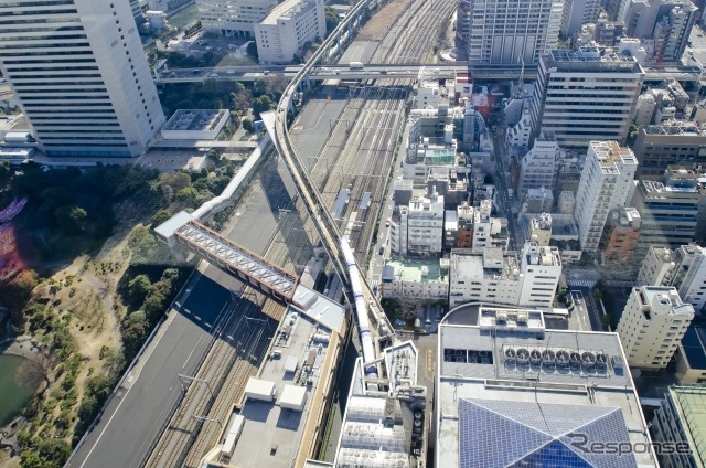 モノレール浜松町駅に進入する東京モノレール。
