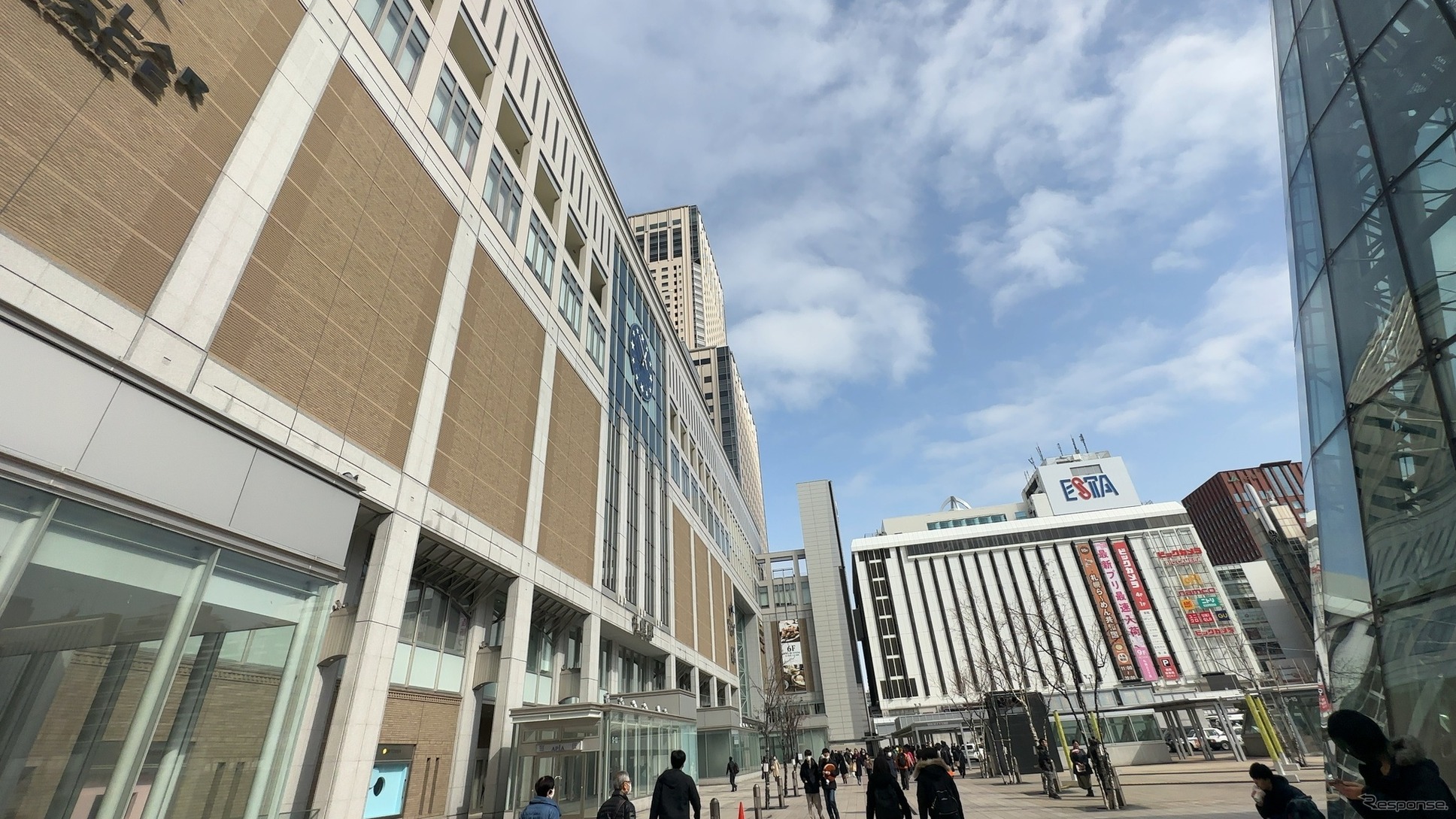 札幌駅南口。奥の白い建物が1978年に開業した「札幌エスタ」。階下のバスターミナルも同時期に開業していた。2023年3月11日。