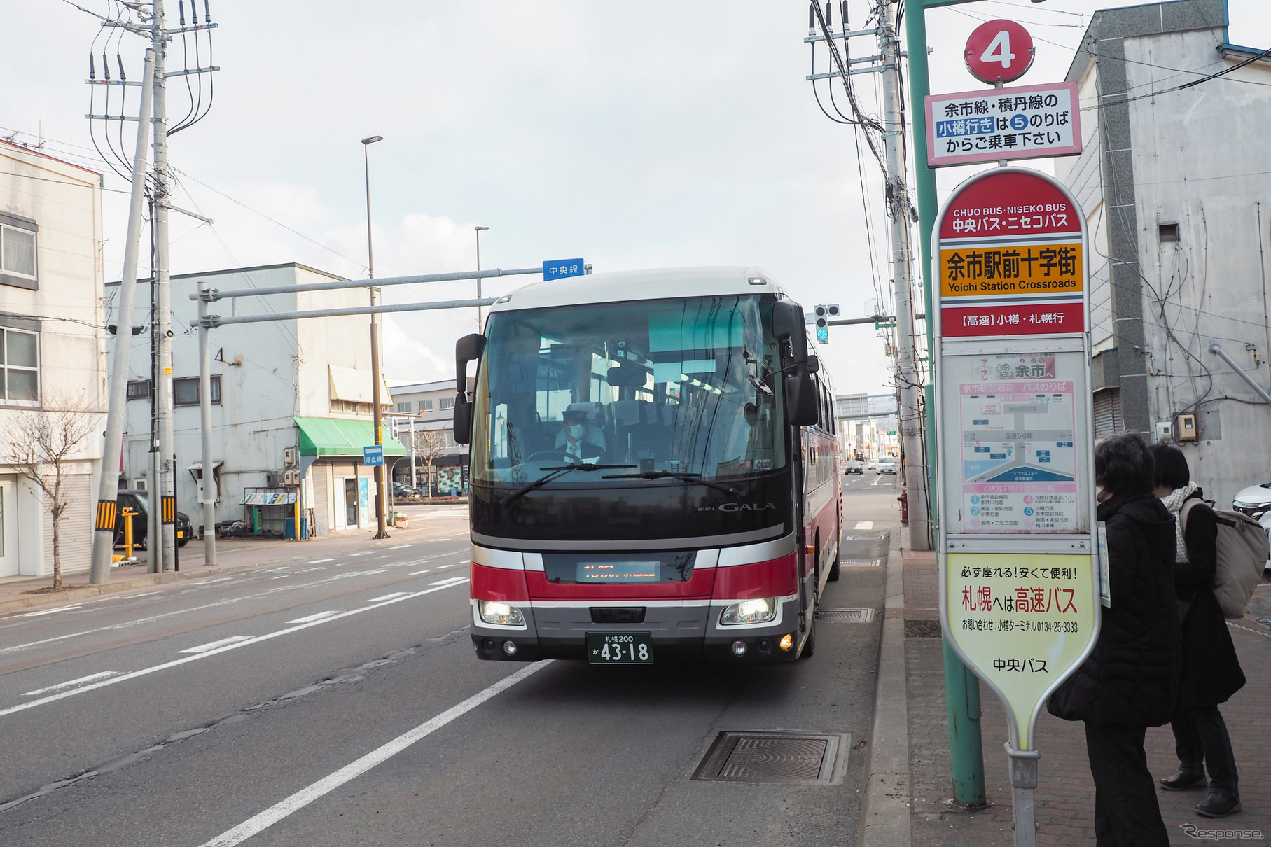 余市駅前十字街停留場を発着している北海道中央バスの札幌直通便。2022年4月2日。