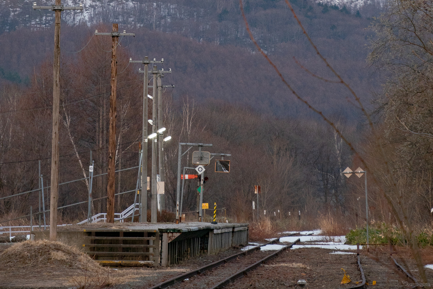 根室本線幾寅駅の富良野方にある幾寅原野東9号踏切付近の公道から見た幾寅駅の構内。かつてこのホームに今な亡き『鉄道員（ぽっぽや）』の「健さん」が絵になるように立っていた。2023年4月4日。
