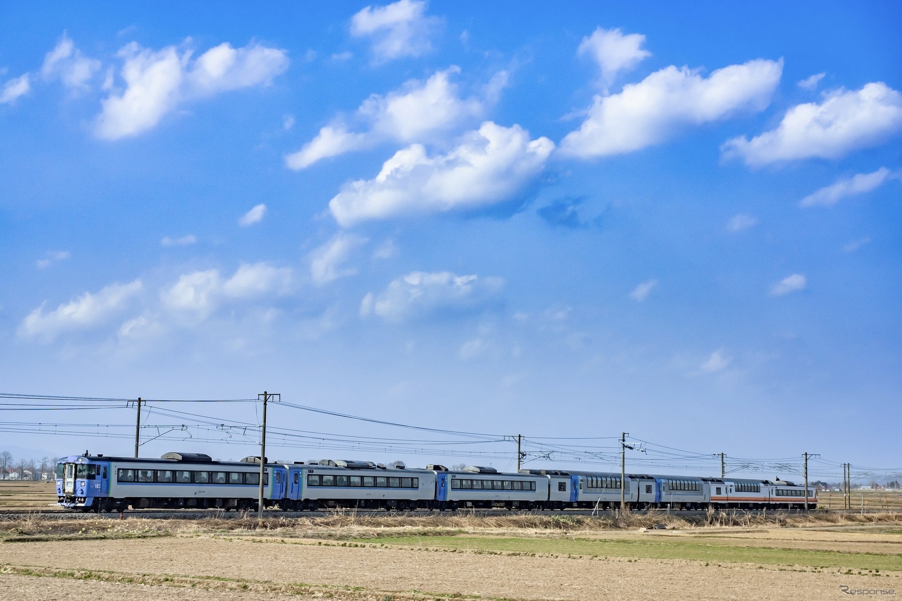 札幌へ向けてラストスパートする7両編成の『キハ183系オホーツク』。函館本線・美唄～光珠内。2023年4月10日。