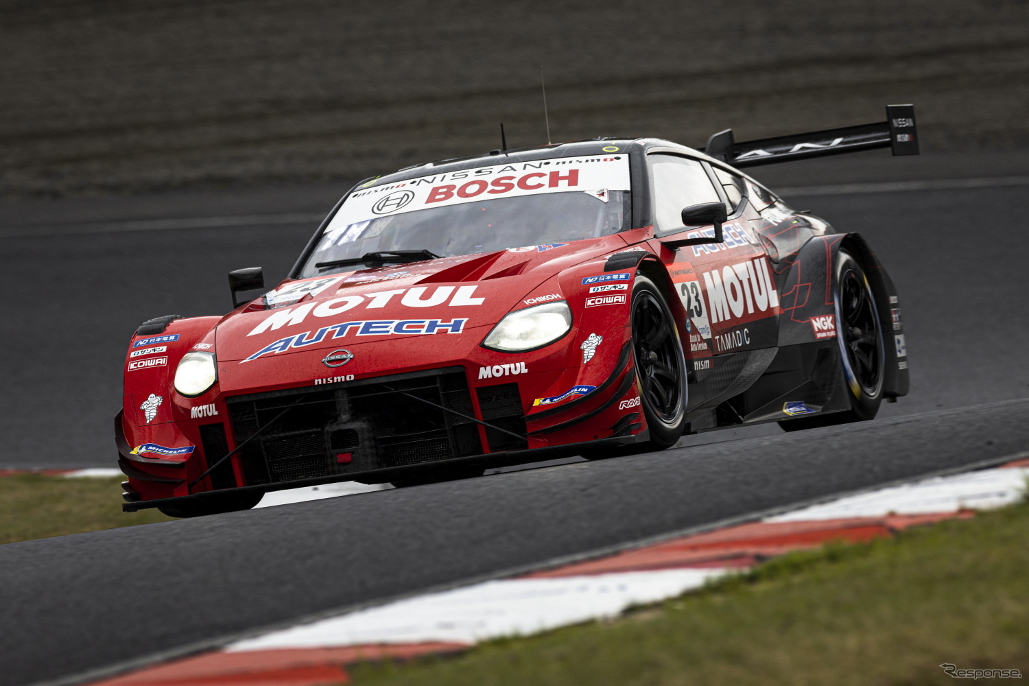 GT500クラス優勝の#23 MOTUL AUTECH Z（松田次生／ロニー・クインタレッリ）
