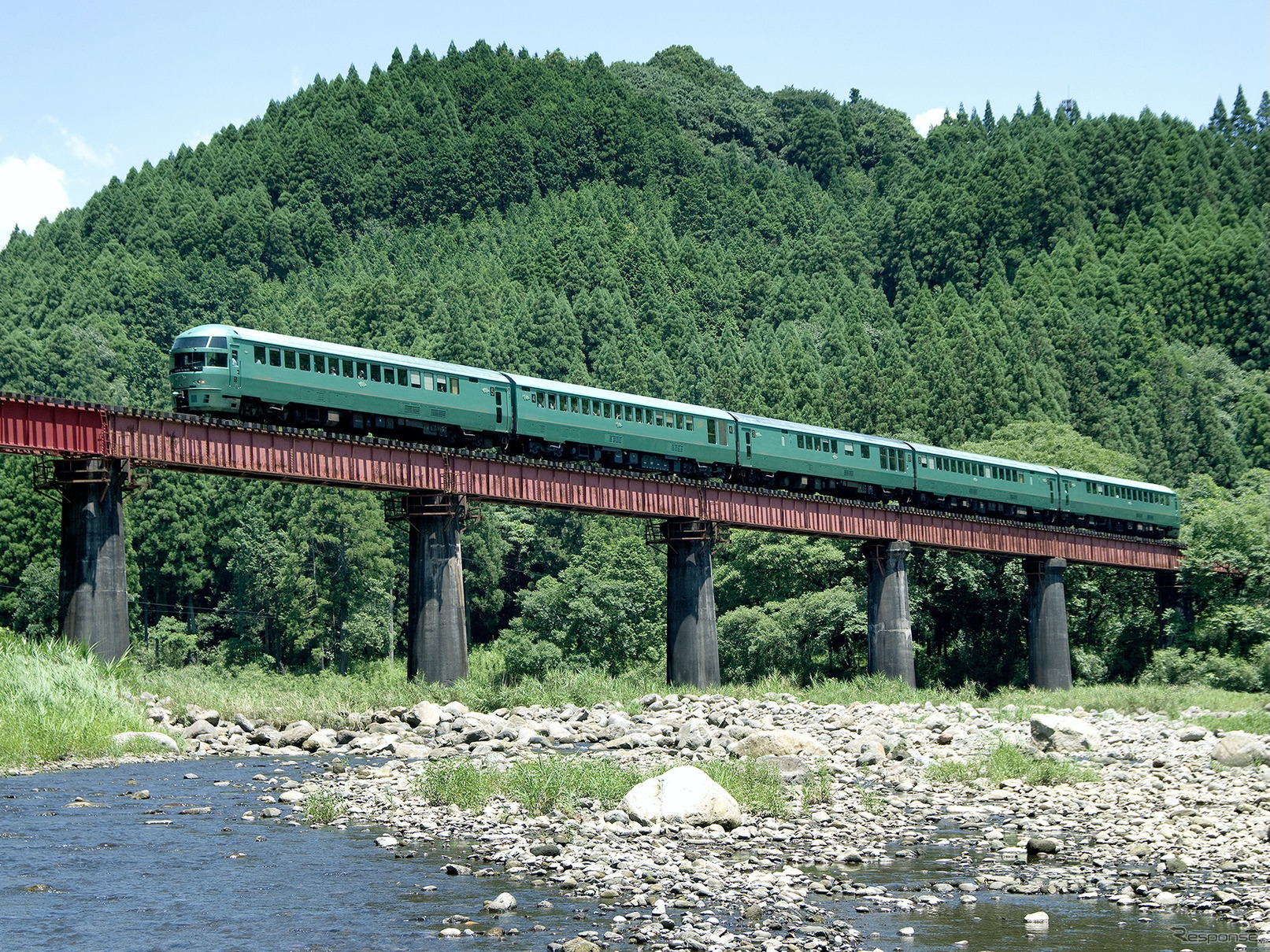 久大本線を走る『ゆふいんの森』。同線の観光列車的な存在だが、2024年春には『ゆふいんの森』と同じ区間に新たな観光列車が加わる予定。