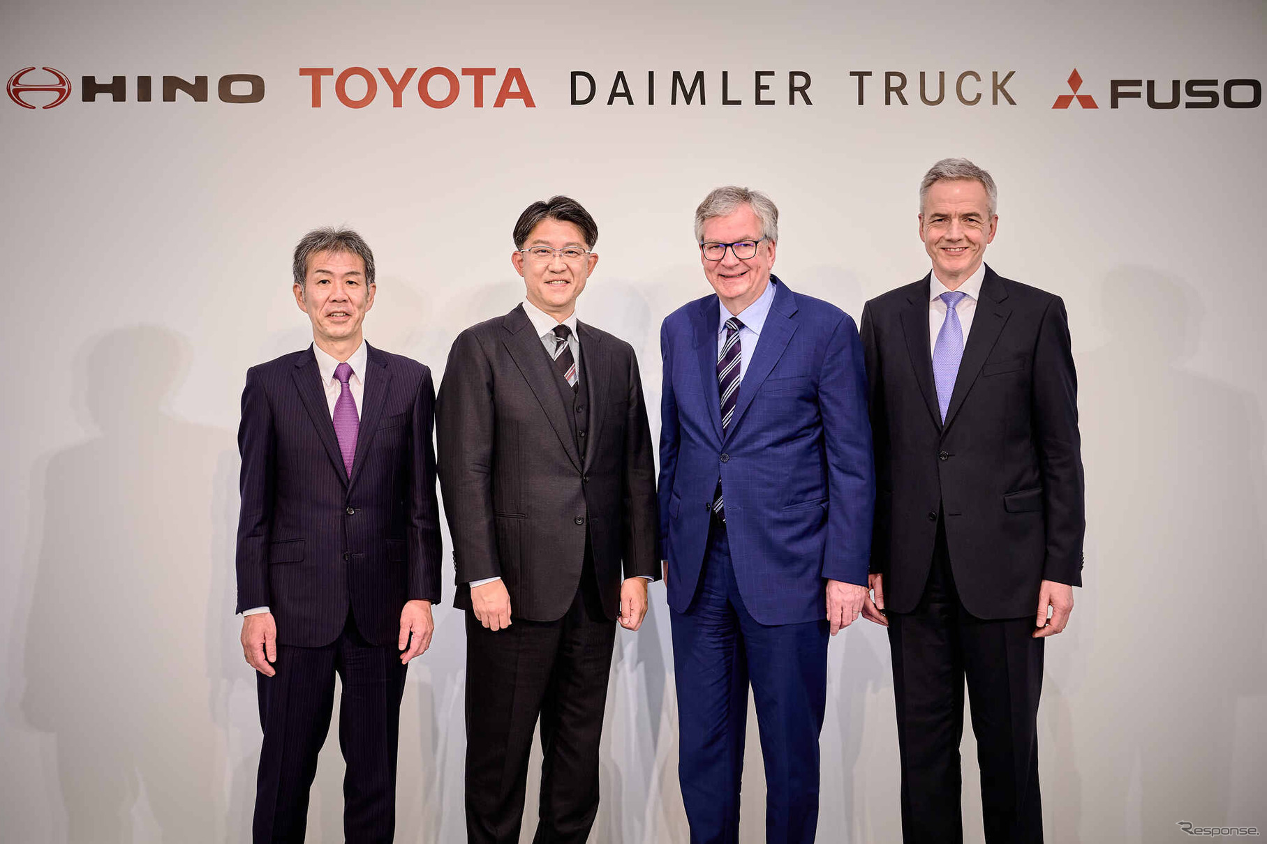 左から日野自動車の小木曽聡社長、トヨタ自動車の佐藤恒治社長、ダイムラートラックのマーティン・ダウムCEO、三菱ふそうトラック・バスのカール・デッペンCEO