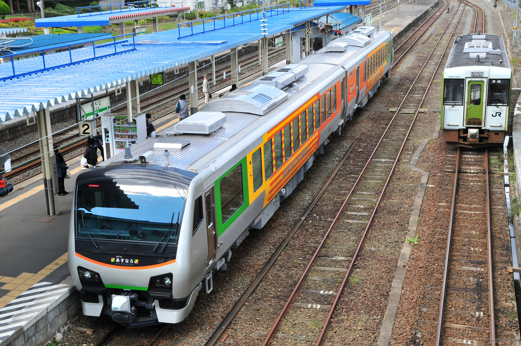 大湊線野辺地駅でキハ110系と並ぶ『リゾートあすなろ』。同駅にはラストランに現れる。