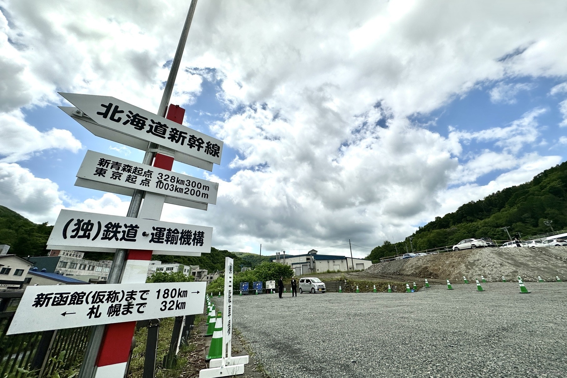 札幌方から見た仮称・新小樽駅の建設現場。高架橋は奥から手前（看板が指している方向）に建設。右手のスペースはタクシーレーンやバスバースなどが整備される。