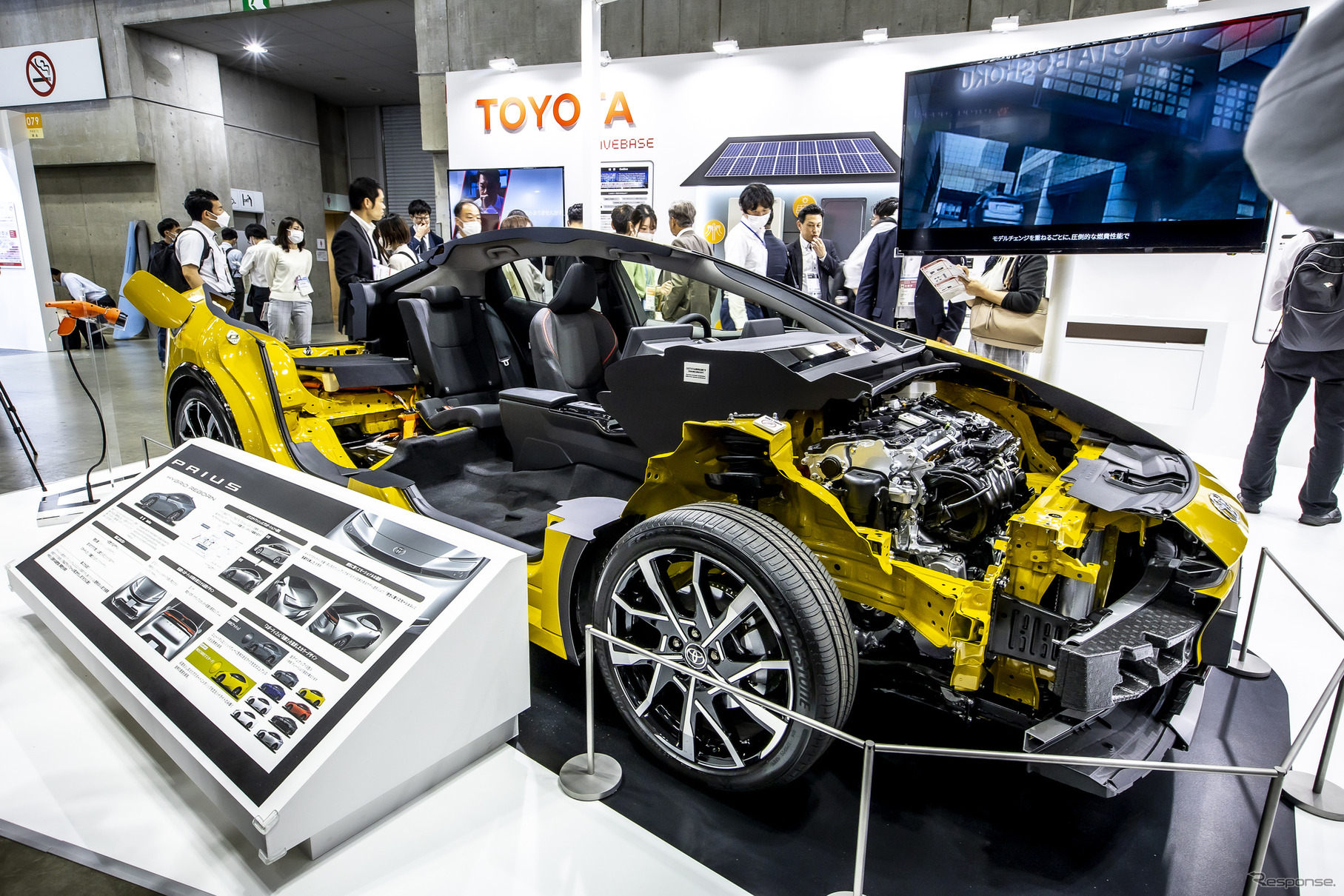 トヨタブースに展示された『プリウスPHEV』のカットモデル