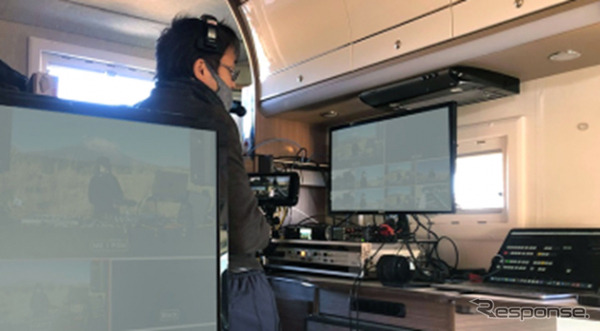 屋外撮影時の控室、編集室として利用されているキャンピングカーの様子