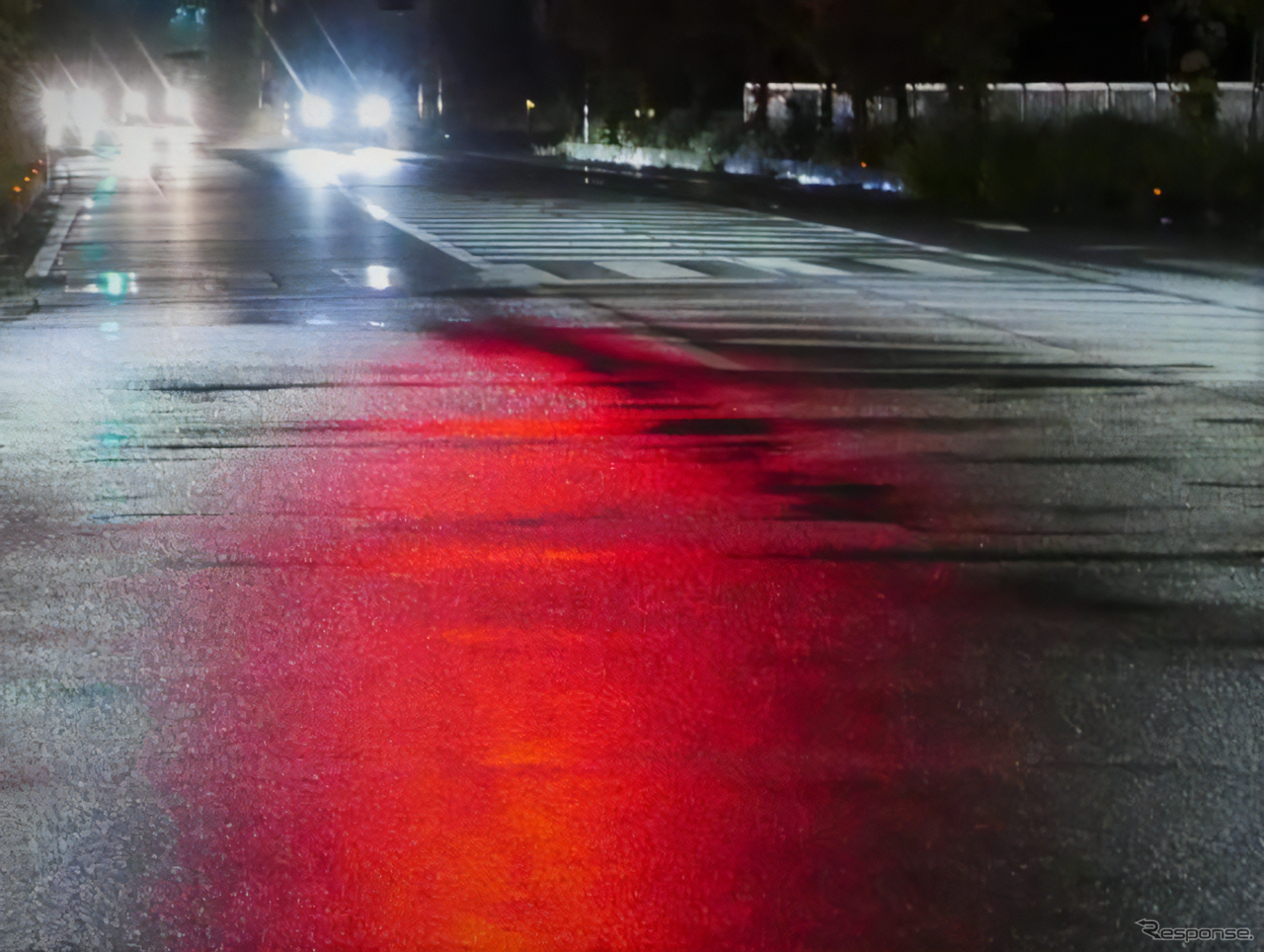 雨の日に、後部座席に友人を一人で乗せてはいけない（イメージ）