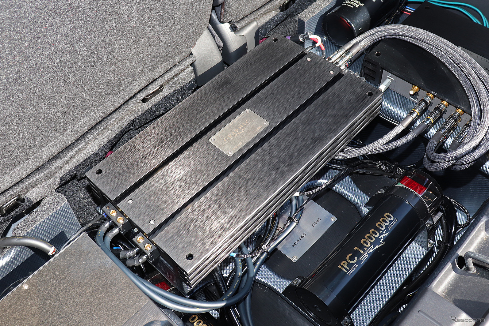 「外部パワーアンプ」を搭載したオーディオカーの一例（製作ショップ：ピットハウスコスギ＜香川県＞）。