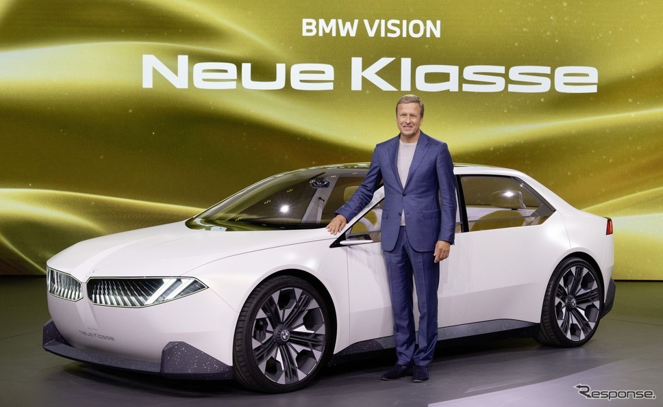 BMW ヴィジョン・ノイエ・クラッセ とオリバー・ツィプセCEO（IAAモビリティ2023）