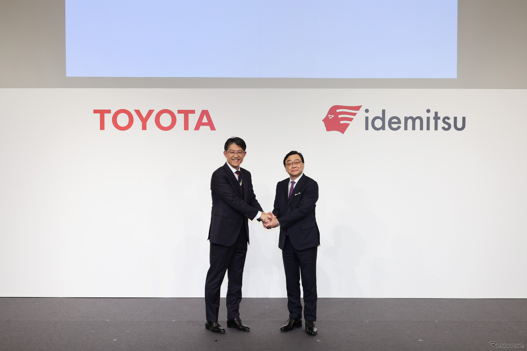 トヨタ自動車の佐藤恒治社長（左）と出光興産の木藤俊一社長